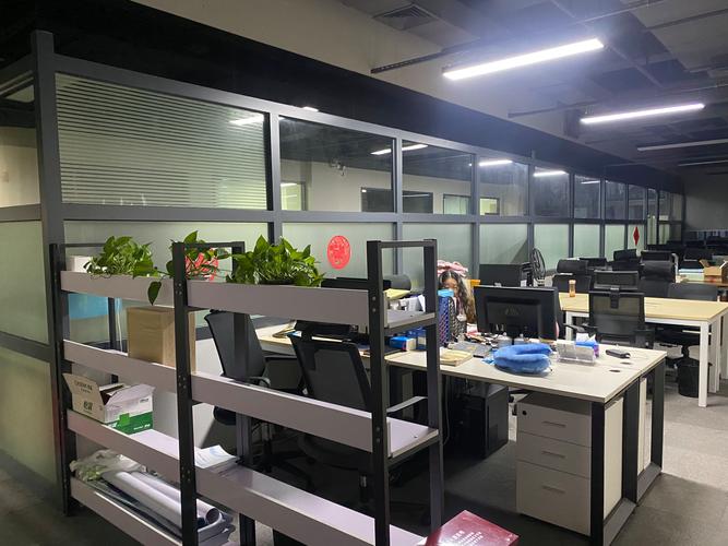 邓玲,公司经营范围包括:企业管理咨询,教育信息咨询,经济